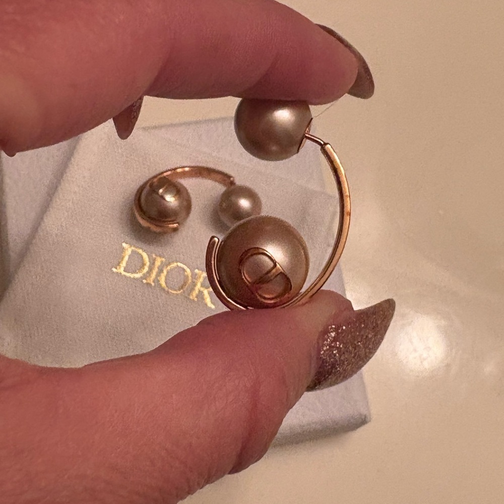 Dior rose Gold Earrings with pearl Design - Picture 4 of 8